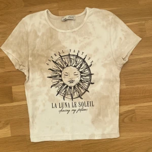 Kroppad t-shirt - Säljer min kroppade t-shirt som använd fåtal gånger så nästan helt ny. Hör av er vid frågor eller fler bilder🎀💕
