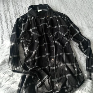 Rutig Skjorta - Rutig skjorta från Gina Tricot i storlek 34/ XS men passar även S. Stilren och elegant.  Sökord: fin skjorta topp överdel jacka tröja dam basic blus blusar skjortor vardaglig shirt Button down flanell skjorta 