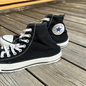 Svarta converse - Snygga converse köpta secondhand. Lite slitna därav priset. Tvättar såklart dom innan dom säljs 💋💋💋Lånade bilder. Hör av dig för mer info 