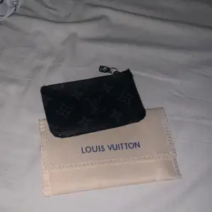 Louis vuttion key pouch/plånbok  Säljer den då Jag inte använder den längre 