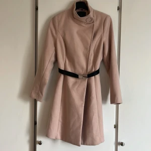 Kappa dustypink  - Otroligt söt, snygg elegant kappa.  Nypris 1099kr  