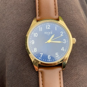 Regal klocka - Köpte klockan för ca 1 månad sedan för 400kr. Den är inte min stil längre. Den är ren och hyfsat oanvänd den är i bra skick inga repor och uret funkar perfekt.