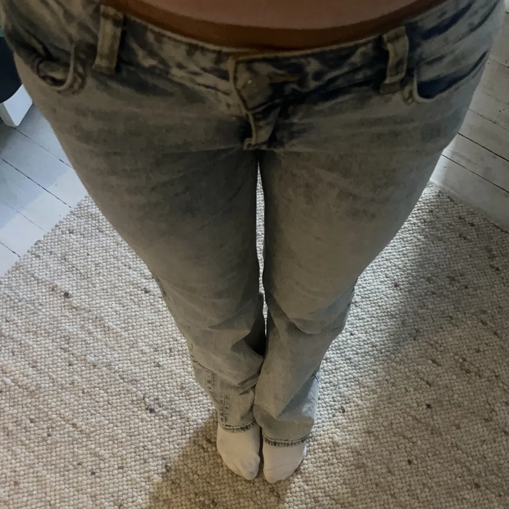 Lågmidjade jeans från H&M i st 38 men passar mig som har 34 eller 36. Jeans & Byxor.