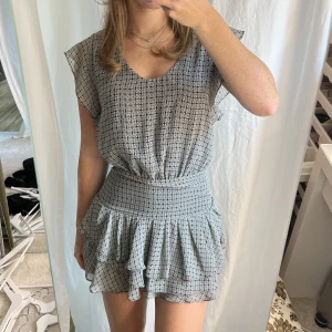 Miniklänning med volang - Superfin men har inte hittat användningstillfällen för den så den är oanvänd, dock köpt secondhand!