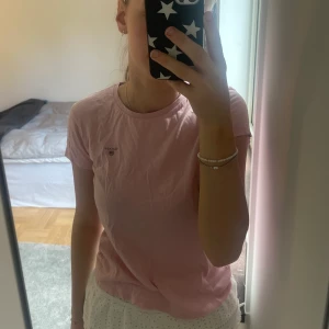 Såå fin T-shirt!!💖💖 - Säljer denna jättefina T-shirten från gant! 💕💕 jättefint skick och sparsamt använt. ☺️ Den är i strl 146/152 men sitter bra på mig som har xxs-s i tröjor 💘💘 säljs då den inte kommer till användning! Frakt tillkommer, skriv om du har frågor mm. ❣️