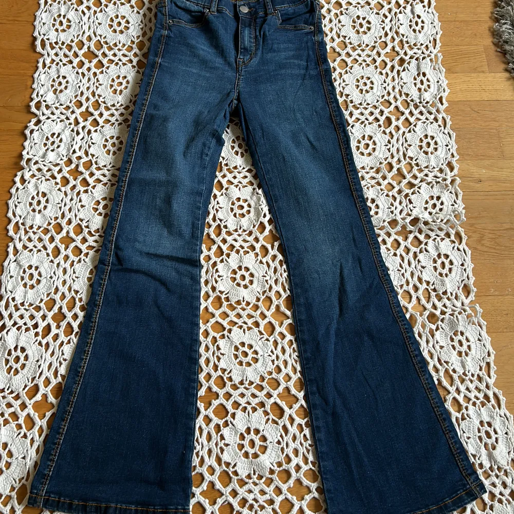  Jag säljer mina super snygga låg midja det blåa jeans från Carlings!!💗 de är använda max tre gånger! säljer på grund av att de inte kommer till någon användning . Jeans & Byxor.