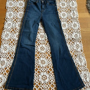 Ursnygga jeans  -  Jag säljer mina super snygga låg midja det blåa jeans från Carlings!!💗 de är använda max tre gånger! säljer på grund av att de inte kommer till någon användning 
