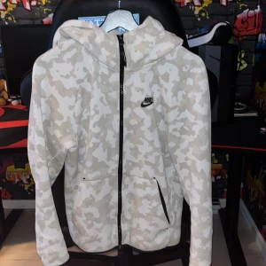 Nike hoodie  - Limited edition camo Nike tech, säljer denna hoodien då den ej används längre, den är använd cirka 5-10 gånger, köpte för lite mer än 1,5 år sen, den är ny skick, storlek Xs men passar även s. Pris kan diskuteras 