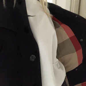 Burberry jacka - SKITSNYGG äkta Burberry jacka som passar både höst/vinter/vår. 👌 Den är tjock och bra kvalite. Är egentligen en ”herrjacka” men som ni ser kan både jag och min kille använda den 💛💛💛 två knappar längst ner är utbytta därav lägre pris 🙏