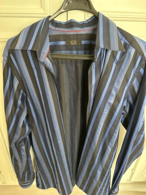 5 stycke Herr skjortor - Säljer dessa skjortor för 50:- styck . Alla sex  för 300:-kr storlek L-M ,endast använd ett fåtal gånger,  vill.gärna bli av med dem så fort som möjligt.  Kan skickas om.köparen står för frakt. Finns I Sollentuna stockholm