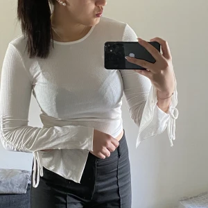 Tunn tröja - Aldrig använd! Den är köpt ifrån Ginatricot. Säljer den då den inte riktigt var i min smak ☺️