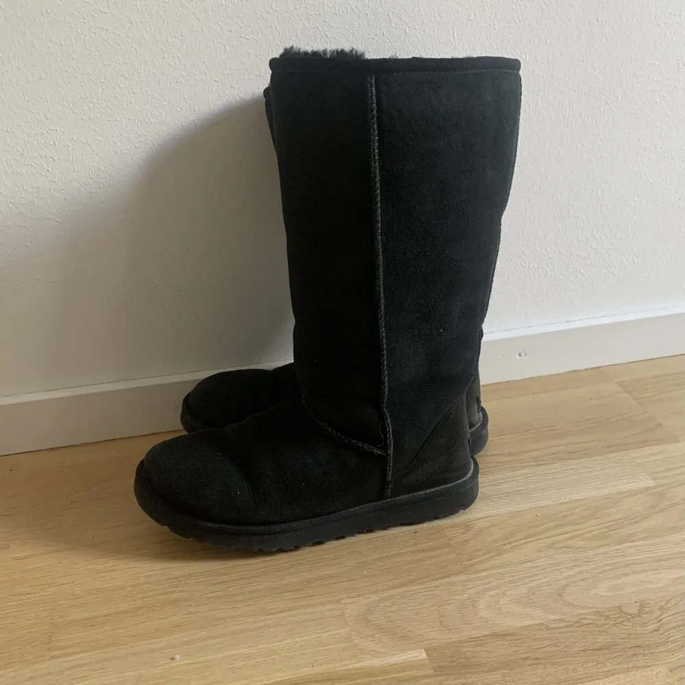 Svarta Uggs i storlek 39. Sparsamt använda och i bra skick! 400 kr.. Skor.