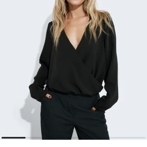 Bikbok blus - Säljer denna för att den inte kommer till användning, den är som helt ny använd typ 2 ggr, nypris 399💗