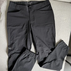 Arcteryx byxor - Friluftsaktiga byxor från Arcteryx, använda 2 gånger