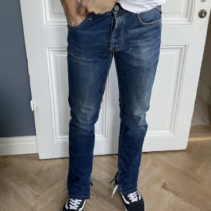 Replay Jeans - Blåa replay jeans. Har klippt där nere för att de ska bli mer vida, men går att sy ihop igen för 100 spänn hos närmsta skräddare. Mycket bra skick iom kvalitativt märke. W29, L30. Nypris: 1 799 kr