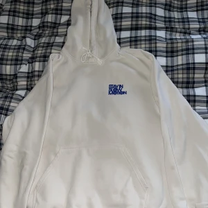 Vit Hoodie  - En vit Hoodie från H&M Nypris 359kr Hör av er för fler bilder. 