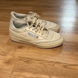 Jag säljer mina knappt använda Reebok club c 85 vintage då de är för stora. De är som sagt mycket sparsamt använda och i fint skick. De är i storlek 38 1/2.  