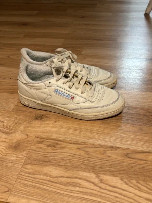 Reebok club c 85 vintage - Jag säljer mina knappt använda Reebok club c 85 vintage då de är för stora. De är som sagt mycket sparsamt använda och i fint skick. De är i storlek 38 1/2.  