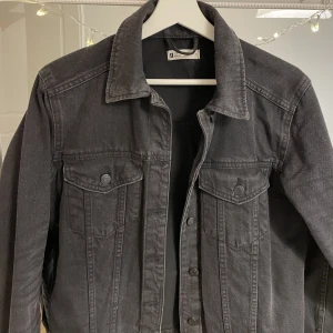Jeansjacka Gina Tricot  - Jättefin jeansjacka från Gina tricot, knappt använd.