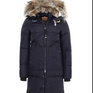 Jacka  - En super fin vinterjacka från parajumper! Jackan är storlek S men jag har nu storlak M i vanligafall och den passar fortfarande. Nypris- 10 900 kr 