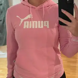 Hoodie från Puma. Lätt använd och är i gott skick