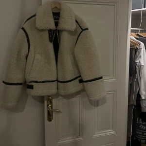 Teddy jacka - Denna Teddy jacka från hm är i storlek M. Super fin jacka men den var enbart köpt för en snabb lösning 😅 Den är i bra skick då den endast använts ett fåtal gånger! Kan säljas billigare om det går att få en snabb affär☺️