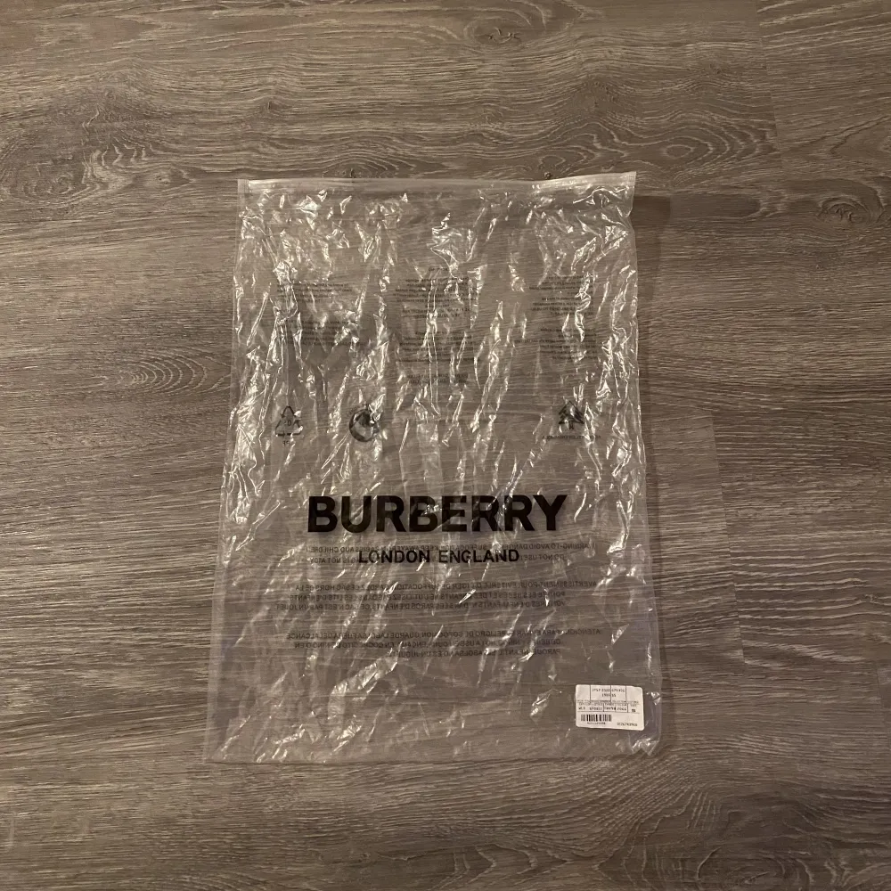 Säljer burberry t shirt, helt ny och oanvänd, burberry påsen ingår, storlek S-M.. T-shirts.