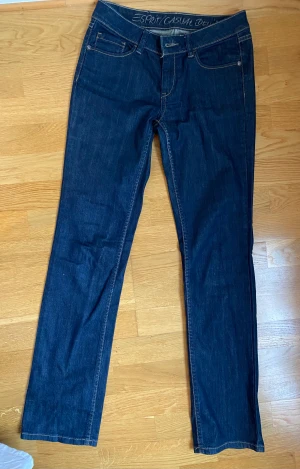 Lågmidjade jeans - Lågmidjade straight jeans. Långa i benen. *Köparen står för frakt.