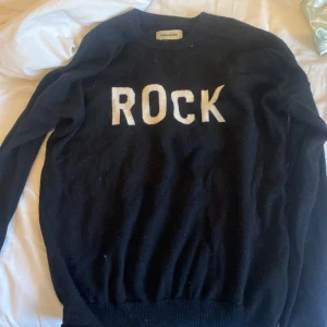 Rock zadig tröja  - Tröja från zadig! Väldigt populär och basis tröja!❤️ köptes för 1200! I julas!❤️ använd ett få tal gånger! Säljer pga den inte kommer lika mycket till användning längre❤️ 