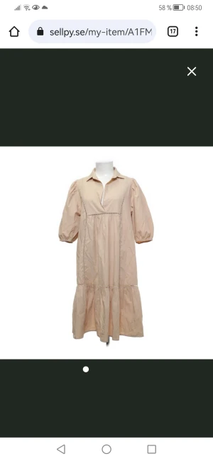 Superfin klänning - Knappt använd klänning i beige/gammelrosa med fluffarmar. Tyvärr lite för stor för mig. 