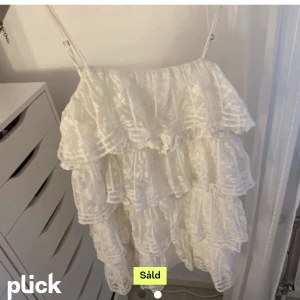 Klänning - LÅNADE BILDER! Säljer denna fina klänning köpt på Plick men som tyvärr inte passade mig🩷