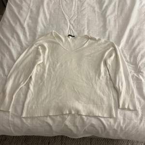 Supersöt vit stickad tröjas från Lager 157, M men oversized, bra använt skick