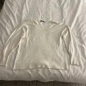 Supersöt vit stickad tröjas från Lager 157, M men oversized, bra använt skick