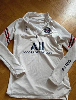 psg zip tröja - Säljer min psg tröja då den inte längre kommer till användning. Den är köpt från psg egna hemsida och är i bra skick men har kommit till användning ett antal gånger. Skriv privat för fler bilder. köparen står för frakt