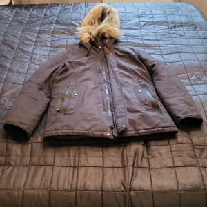 SHARK FORCE vinterjacka - USA storlek S EUR storlek 46 RUS storlek 46 Är i bra skick.Pälsen går att ta av om man vill. Jackan håller en varm under vintern.