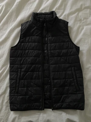 Everest väst - Snygg Everest väst. I storlek 158/164, men passar mig som är mellan S & M. 