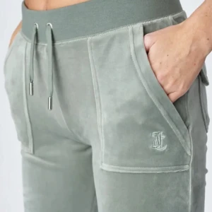 Gröna Juicy couture  byxor - Säljer min nya Juicy couture byxor då dom inte kommer till användning❤️ Ny skick❤️ Säljer för 600kr men priset kan diskuteras❤️❤️❤️❤️