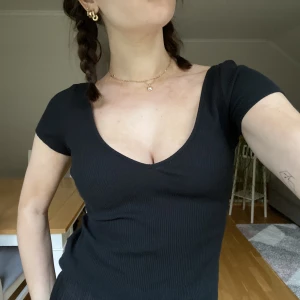 T-shirt men djup urringning  - Svart basic ribbad t-shirt fast men lite djupare ringning både fram och bak 💙