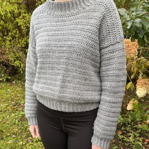 🩶Grå virkad tröja🩶 - 🩶Har virkat denna gråa tröja som passar väldigt bra nu till höst/vintern. Den är förövrigt lång i ärmarna och passar nog främst en m-l. (Tvättråd: tvättas på skonsamt program 30 grader) Köparen står för frakten🩶