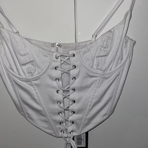 Vit topp - Super snygg vit topp helt oanvänd, tyvärr för liten för mig. Fler bilder kan skickas privat. (Köparen står för frakten)❤️