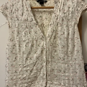 Blus med fina detaljer - Detta är en blus som jag ÄLSKAR men som tyvärr är lite liten. Därför sitter den lite konstigt på mig. JOm man gillar djerf avanue inspirerat kommer den att passa dig perfekt! Storlek beror på hur man vill att den ska sitta. M blir tight och snatched. 