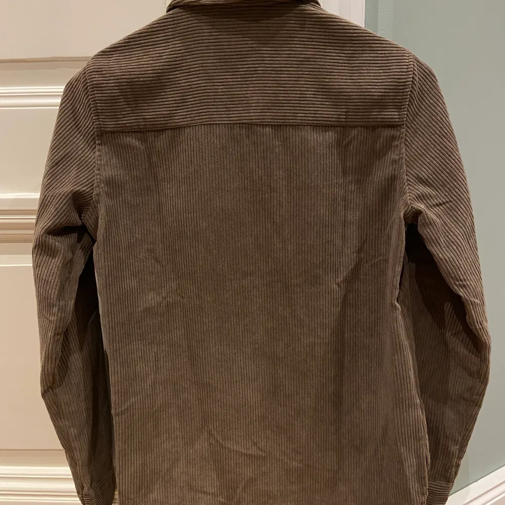 Brun skjortjacka från pieces storlek XS. Skjortor.