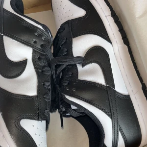 Jordans  - Säljer mina panda funka som jag fick i present för några månader sen. I väldig bra skick och inga defekter 💕💕men  de har använts under sommare ett fåtal gånger 