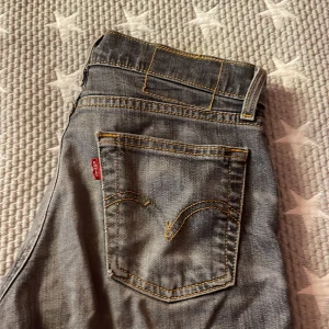Vintage levi’s jeans❣️ - Säljer mina skitsnygga levi’s jeans då dom inte kommer till användning..som ni ser ni på första bilden så har lappen försvunnit när jag har tvättat dom så jag vet inte storleken men skulle säga att dom är som en mindre S.. Hör av dig vid intresse!!