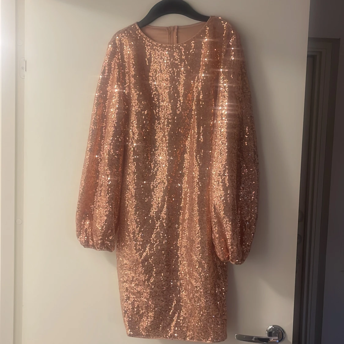 Glittrig rosé klänning