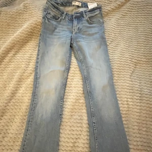 Jeans  - Säljer dessa low waist jeans från bershka i storlek 34! har använt dom ett fåtal gånger❤️
