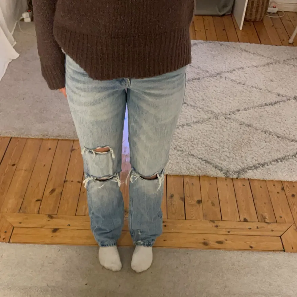 Säljer mina snygga zara jeans i storlek 34 då dom blivit lite försmå. Endast använda 3 gånger så väldigt fint skick!😍😍skriv för fler frågor och bilder om de skulle önskas!!. Jeans & Byxor.