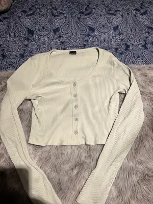 Säljer denna tröjan som jag köpte för ca ett år sedan. Endast använd några få gånger och är därmed i bra skick. Den är i storlek L men är väldigt liten i storlek och passar därför som en S🥰