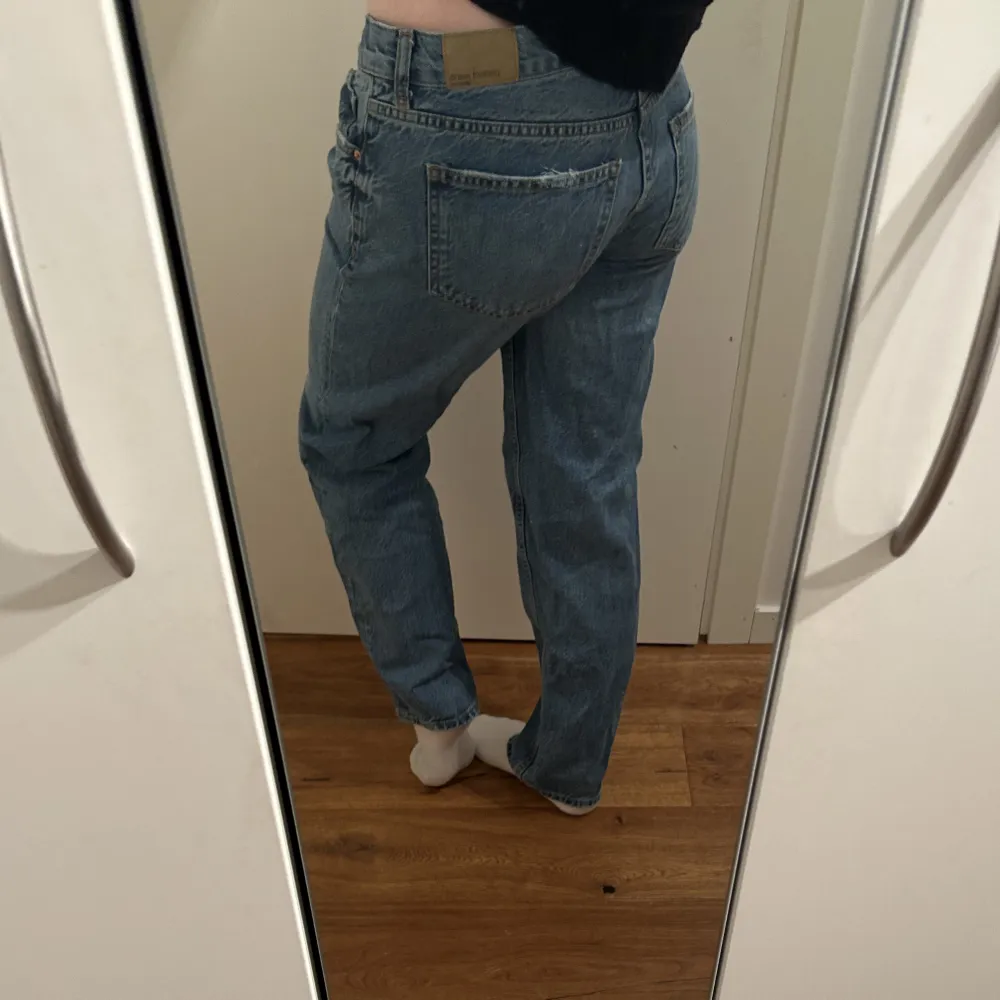 Säljer dessa Gina tricot Low waist jeansen i storlek 36 då de inte längre passar mig. Byxorna är även lite för korta i benen för min smak.. Jeans & Byxor.