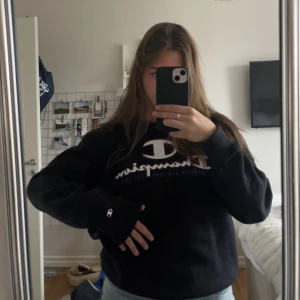 Champion crewneck - Mysig och snygg champion collegetröja i storlek S, som ni ser på bild nummer 2 har den några blekfläckar som ej går bort, men är ej så märkbart💖 (Knappt använd)